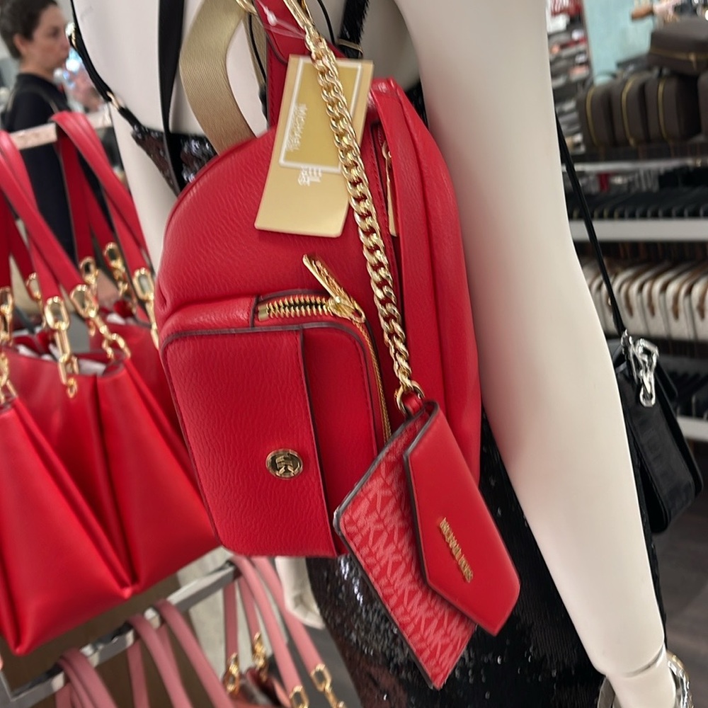MICHAEL KORS
Maisie Large Pebbled Leather 2-in-1 Sling Pack
Bright Red
NWT - Picture 5 of 16